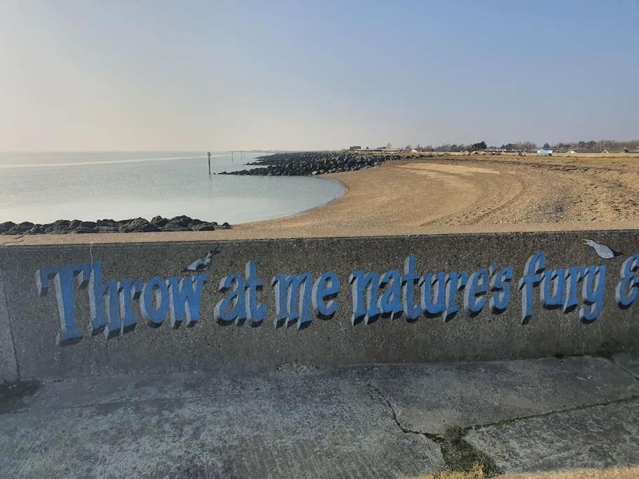 Awave From It All - Escape The City Life Jaywick Sands 외부 사진