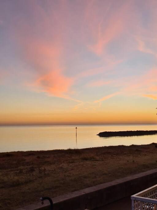 Awave From It All - Escape The City Life Jaywick Sands 외부 사진